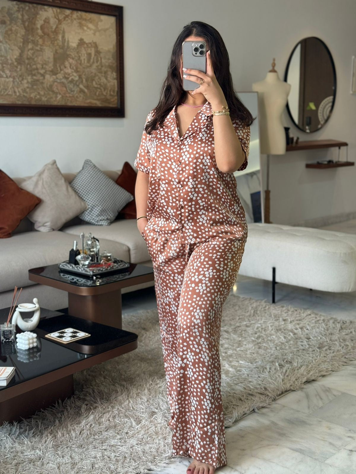 بيجامة من الساتان نصف كم بنمط "En pointe".